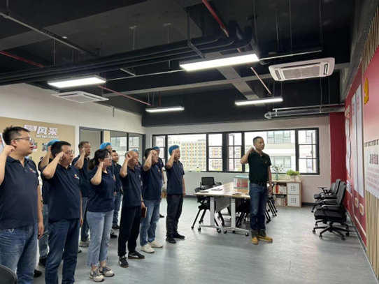 追憶入黨初心，永葆黨員本色<br>凌峰環(huán)球黨支部開展黨員過“政治生日”暨“黨員突擊隊爭當排頭兵”活動